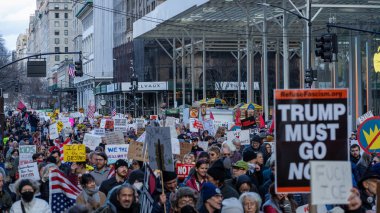 Savaş yok, Kral yok, Buz Protesto Yürüyüşü yok 42. Cadde 'ye doğru. 11 Ocak 2026, New York, ABD. Protestocular, Trump Tower yakınlarındaki Beşinci Cadde boyunca ilerleyerek Manhattan 'daki 42. Cadde' ye doğru ilerledi. (Jorge Estrellado / Yeni2)