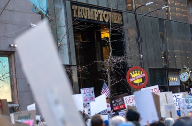 Savaş yok, Kral yok, Buz Protesto Yürüyüşü yok 42. Cadde 'ye doğru. 11 Ocak 2026, New York, ABD. Protestocular, Trump Tower yakınlarındaki Beşinci Cadde boyunca ilerleyerek Manhattan 'daki 42. Cadde' ye doğru ilerledi. (Jorge Estrellado / Yeni2)