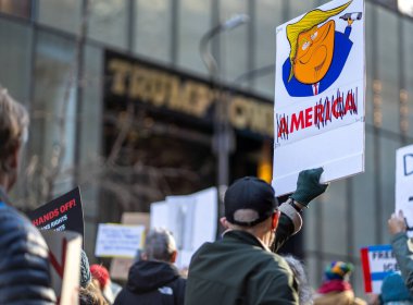 Savaş yok, Kral yok, Buz Protesto Yürüyüşü yok 42. Cadde 'ye doğru. 11 Ocak 2026, New York, ABD. Protestocular, Trump Tower yakınlarındaki Beşinci Cadde boyunca ilerleyerek Manhattan 'daki 42. Cadde' ye doğru ilerledi. (Jorge Estrellado / Yeni2)