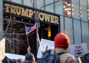 Savaş yok, Kral yok, Buz Protesto Yürüyüşü yok 42. Cadde 'ye doğru. 11 Ocak 2026, New York, ABD. Protestocular, Trump Tower yakınlarındaki Beşinci Cadde boyunca ilerleyerek Manhattan 'daki 42. Cadde' ye doğru ilerledi. (Jorge Estrellado / Yeni2)