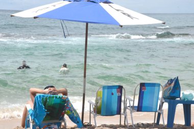 Salvador (BA), 11 / 01 / 2026 Belediye Yasası 9. 928 / 2026, Belediye Başkanı Bruno Reis tarafından geçen Perşembe (8), plaj şemsiyeleri, sandalyeler ve masaların (romildo de Jesus / theenews2) kurulmasını yasakladı.)