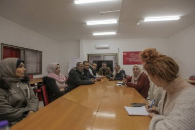 12 Ocak 2026. Filistinli Mahkûmları Desteklemek İçin Gazze 'de Dayanışma Yürüyüşü düzenlendi. Katılımcılar, tutuklu haklarının korunması ve derhal serbest bırakılmalarını talep etmek üzere Uluslararası Kızılhaç Komitesi (ICRC) binası önünde toplandılar..