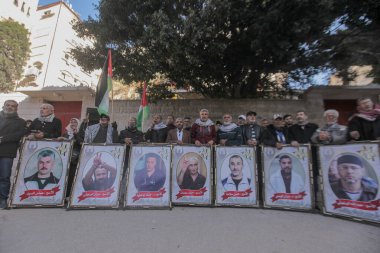 12 Ocak 2026. Filistinli Mahkûmları Desteklemek İçin Gazze 'de Dayanışma Yürüyüşü düzenlendi. Katılımcılar, tutuklu haklarının korunması ve derhal serbest bırakılmalarını talep etmek üzere Uluslararası Kızılhaç Komitesi (ICRC) binası önünde toplandılar..