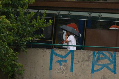 Sao Paulo, Brezilya 13 Ocak 2026 Yağmur, özellikle yayaların şehir sokaklarında yürürken kendilerini korumak için şemsiye kullandıkları Bela Vista bölgesinde Sao Paulo 'nun başkentini vurur (leco viana / thews2)
