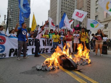 Sao Paulo (SP), Brezilya 01 / 14 / 2026 - Otobüs ve metro ücretlerindeki artışı protesto etmek amacıyla UNE, UEE-SP ve UPES tarafından Sao Paulo Belediye Binası önünde düzenlenen eylem. (Leandro Chemalle / Yeniler 2)