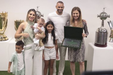 Barueri (SP), Brezilya 14 Ocak 2026 Palmeiras spor kulübü başkanı Leila Pereira, eşi Jaqueline Maoski ve çocukları eşliğinde kaleci Weverton 'a saygılarını sunar (leco viana / theenews2)