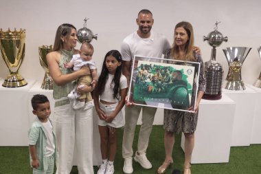 Barueri (SP), Brezilya 14 Ocak 2026 Palmeiras spor kulübü başkanı Leila Pereira, eşi Jaqueline Maoski ve çocukları eşliğinde kaleci Weverton 'a saygılarını sunar (leco viana / theenews2)