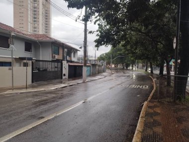 Sao Paulo (SP), Brezilya 01 / 17 / 2026 - Şiddetli yağmur, 17 Ocak 2026 Cumartesi günü Avenida Santo Amaro yakınlarındaki Sao Paulo güney bölgesinde kazalara ve sellere yol açtı. (Leandro Chemalle / Yeniler 2)