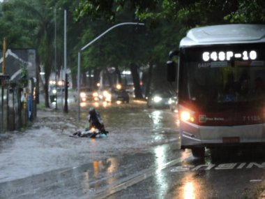 Sao Paulo (SP), Brezilya 01 / 17 / 2026 - Şiddetli yağmur, 17 Ocak 2026 Cumartesi günü Avenida Santo Amaro yakınlarındaki Sao Paulo güney bölgesinde kazalara ve sellere yol açtı. (Leandro Chemalle / Yeniler 2)