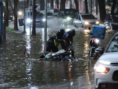 Sao Paulo (SP), Brezilya 01 / 17 / 2026 - Şiddetli yağmur, 17 Ocak 2026 Cumartesi günü Avenida Santo Amaro yakınlarındaki Sao Paulo güney bölgesinde kazalara ve sellere yol açtı. (Leandro Chemalle / Yeniler 2)