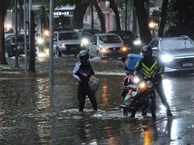 Sao Paulo (SP), Brezilya 01 / 17 / 2026 - Şiddetli yağmur, 17 Ocak 2026 Cumartesi günü Avenida Santo Amaro yakınlarındaki Sao Paulo güney bölgesinde kazalara ve sellere yol açtı. (Leandro Chemalle / Yeniler 2)