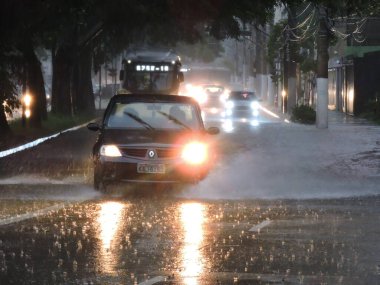 Sao Paulo (SP), Brezilya 01 / 17 / 2026 - Şiddetli yağmur, 17 Ocak 2026 Cumartesi günü Avenida Santo Amaro yakınlarındaki Sao Paulo güney bölgesinde kazalara ve sellere yol açtı. (Leandro Chemalle / Yeniler 2)