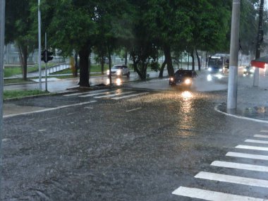 Sao Paulo (SP), Brezilya 01 / 17 / 2026 - Şiddetli yağmur, 17 Ocak 2026 Cumartesi günü Avenida Santo Amaro yakınlarındaki Sao Paulo güney bölgesinde kazalara ve sellere yol açtı. (Leandro Chemalle / Yeniler 2)