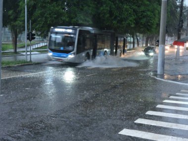 Sao Paulo (SP), Brezilya 01 / 17 / 2026 - Şiddetli yağmur, 17 Ocak 2026 Cumartesi günü Avenida Santo Amaro yakınlarındaki Sao Paulo güney bölgesinde kazalara ve sellere yol açtı. (Leandro Chemalle / Yeniler 2)