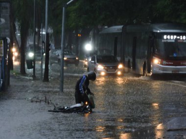 Sao Paulo (SP), Brezilya 01 / 17 / 2026 - Şiddetli yağmur, 17 Ocak 2026 Cumartesi günü Avenida Santo Amaro yakınlarındaki Sao Paulo güney bölgesinde kazalara ve sellere yol açtı. (Leandro Chemalle / Yeniler 2)