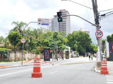 Sao Paulo (SP), Brezilya 01 / 18 / 2026 - Avenida Santo Amaro, Borba Gato yakınlarında sağanak yağış nedeniyle kapalı durumda. Yıkılan bir duvar yolda kalır (Leandro chemalle / the new ws2)