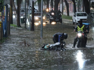 Sao Paulo (SP), Brezilya 01 / 17 / 2026 - Şiddetli yağmur, 17 Ocak 2026 Cumartesi günü Avenida Santo Amaro yakınlarındaki Sao Paulo güney bölgesinde kazalara ve sellere yol açtı. (Leandro Chemalle / Yeniler 2)