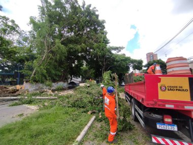 Sao Paulo (SP), Brezilya 01 / 18 / 2026 - Avenida Santo Amaro, Borba Gato yakınlarında sağanak yağış nedeniyle kapalı durumda. Yıkılan bir duvar yolda kalır (Leandro chemalle / the new ws2)