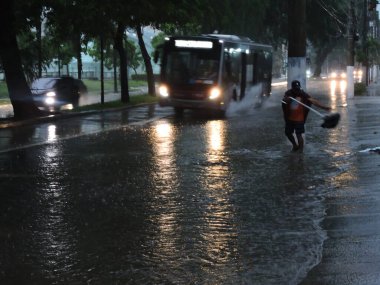 Sao Paulo (SP), Brezilya 01 / 17 / 2026 - Şiddetli yağmur, 17 Ocak 2026 Cumartesi günü Avenida Santo Amaro yakınlarındaki Sao Paulo güney bölgesinde kazalara ve sellere yol açtı. (Leandro Chemalle / Yeniler 2)