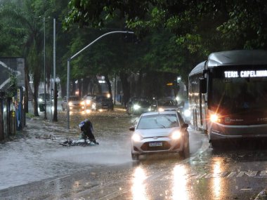 Sao Paulo (SP), Brezilya 01 / 17 / 2026 - Şiddetli yağmur, 17 Ocak 2026 Cumartesi günü Avenida Santo Amaro yakınlarındaki Sao Paulo güney bölgesinde kazalara ve sellere yol açtı. (Leandro Chemalle / Yeniler 2)