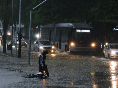 Sao Paulo (SP), Brezilya 01 / 17 / 2026 - Şiddetli yağmur, 17 Ocak 2026 Cumartesi günü Avenida Santo Amaro yakınlarındaki Sao Paulo güney bölgesinde kazalara ve sellere yol açtı. (Leandro Chemalle / Yeniler 2)