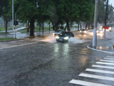 Sao Paulo (SP), Brezilya 01 / 17 / 2026 - Şiddetli yağmur, 17 Ocak 2026 Cumartesi günü Avenida Santo Amaro yakınlarındaki Sao Paulo güney bölgesinde kazalara ve sellere yol açtı. (Leandro Chemalle / Yeniler 2)