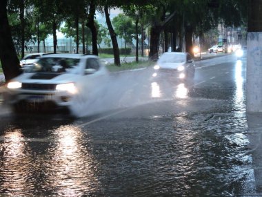 Sao Paulo (SP), Brezilya 01 / 17 / 2026 - Şiddetli yağmur, 17 Ocak 2026 Cumartesi günü Avenida Santo Amaro yakınlarındaki Sao Paulo güney bölgesinde kazalara ve sellere yol açtı. (Leandro Chemalle / Yeniler 2)