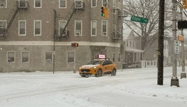 Kar Altında Sessizlik: Kış Fırtınası bastırırken Weehawken Duraklıyor. 25 Ocak 2026, New Jersey, ABD. Weehawken, New Jersey 'de sakin bir yerleşim yeri taze kar altında kaybolur (jeff rivera / the new ws2)