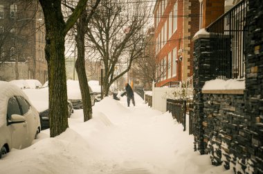 Kar Altında Sessizlik: Kış Fırtınası bastırırken Weehawken Duraklıyor. 25 Ocak 2026, New Jersey, ABD. Weehawken, New Jersey 'de sakin bir yerleşim yeri taze kar altında kaybolur (jeff rivera / the new ws2)
