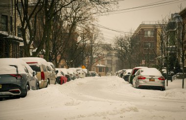 Kar Altında Sessizlik: Kış Fırtınası bastırırken Weehawken Duraklıyor. 25 Ocak 2026, New Jersey, ABD. Weehawken, New Jersey 'de sakin bir yerleşim yeri taze kar altında kaybolur (jeff rivera / the new ws2)