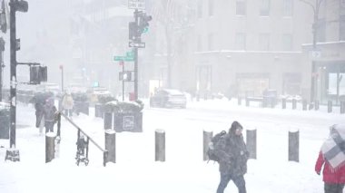 New York Kış Fırtınası Altında Diş telleri. 25 Ocak 2026, New York, ABD: Gelişmekte olan bir kış fırtınası New York 'a kar ve soğuk hava getirdi, tanıdık sokakları kış manzaralarına dönüştürdü.