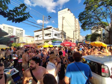Sao Paulo (SP), Brezilya 01 / 31 / 2026 - Barra Funda 'daki Rua Camaragibe ve Lavradio sokak karnaval grubunun provasından sonra, sivil polisler cep telefonu hırsızlığı şüphelilerine yaklaştı ve gözaltına alındı (Leandro chemalle / the enews2)