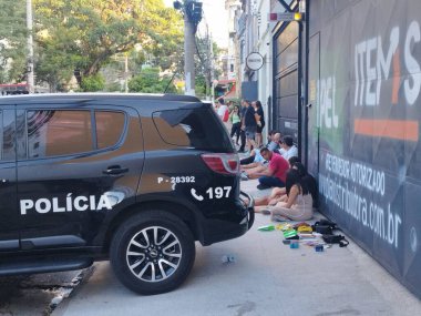 Sao Paulo (SP), Brezilya 01 / 31 / 2026 - Barra Funda 'daki Rua Camaragibe ve Lavradio sokak karnaval grubunun provasından sonra, sivil polisler cep telefonu hırsızlığı şüphelilerine yaklaştı ve gözaltına alındı (Leandro chemalle / the enews2)