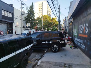 Sao Paulo (SP), Brezilya 01 / 31 / 2026 - Barra Funda 'daki Rua Camaragibe ve Lavradio sokak karnaval grubunun provasından sonra, sivil polisler cep telefonu hırsızlığı şüphelilerine yaklaştı ve gözaltına alındı (Leandro chemalle / the enews2)