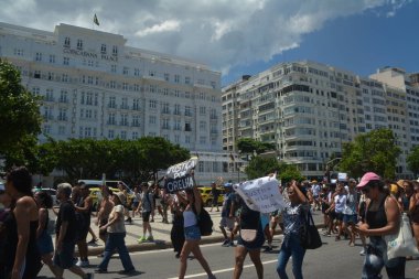 Rio de Janeiro (RJ), Brezilya 01 / 02 / 2026 - Yüzlerce gösterici köpek Kulak 'ın zalimce ölümü için adalet protestosu düzenledi. Birkaç düzine gösterici Flamengo Parkı boyunca Copacabana Sahili 'ne yürüdü (fausto maia / the new ws2)