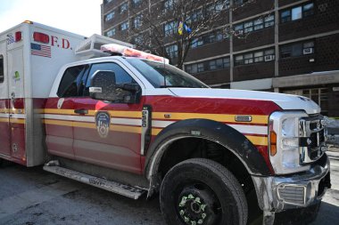 NYPD müfettişleri, 330 Bushwick Bulvarı 'nda bir kadının insan kalıntılarının bulunduğu yerde çalışıyorlar. 1 Şubat 2026, Brooklyn, New York, ABD: Pazar sabahı saat 9: 38 sularında keşif yapıldı