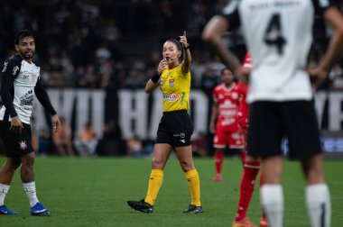 Barueri (SP), Brezilya 4 / 02 / 2026 - Hakem Daiane Muniz, Brezilya futbol şampiyonasının ikinci turu için, 4 Şubat 2026 akşamı (ronaldo barreto / thenews2) Palmeiras ve Vitoria arasındaki maçı yönetiyor.)