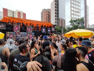 Sao Paulo (SP), Brezilya 07 / 02 / 2026 - Singer Supla, Sao Paulo 'nun batı bölgesindeki Rua dos Pinheiros' ta, Kiss FM tarafından işletilen kaya bloğunda 7 Cumartesi günü sahne alıyor. (Leandro Chemalle / Yeniler 2)