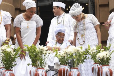 Sao Paulo (SP), Brezilya 06 / 02 / 2026 Sao Paulo Belediye Tiyatrosu 'nun geleneksel basamaklarının yıkanması, başkentin merkezinde inananları, sanatçıları ve halkı bir araya getirerek kültürü kutluyor (leco viana / thenews2)