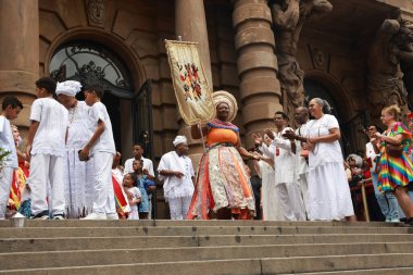 Sao Paulo (SP), Brezilya 06 / 02 / 2026 Sao Paulo Belediye Tiyatrosu 'nun geleneksel basamaklarının yıkanması, başkentin merkezinde inananları, sanatçıları ve halkı bir araya getirerek kültürü kutluyor (leco viana / thenews2)