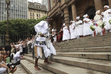 Sao Paulo (SP), Brezilya 06 / 02 / 2026 Sao Paulo Belediye Tiyatrosu 'nun geleneksel basamaklarının yıkanması, başkentin merkezinde inananları, sanatçıları ve halkı bir araya getirerek kültürü kutluyor (leco viana / thenews2)