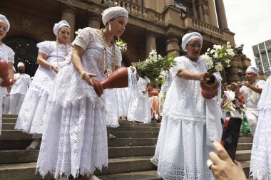 Sao Paulo (SP), Brezilya 06 / 02 / 2026 Sao Paulo Belediye Tiyatrosu 'nun geleneksel basamaklarının yıkanması, başkentin merkezinde inananları, sanatçıları ve halkı bir araya getirerek kültürü kutluyor (leco viana / thenews2)