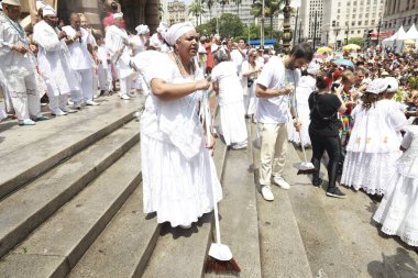 Sao Paulo (SP), Brezilya 06 / 02 / 2026 Sao Paulo Belediye Tiyatrosu 'nun geleneksel basamaklarının yıkanması, başkentin merkezinde inananları, sanatçıları ve halkı bir araya getirerek kültürü kutluyor (leco viana / thenews2)