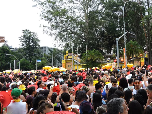 Sao Paulo (SP), Brezilya 07 / 02 / 2026 - Bloco Quem Pedi Pedi Ivete Sangalo ile birlikte Cumartesi sabahı Ibirapuera pistinde Sao Paulo sokak karnavalını resmen açtı (7). (Leandro Chemalle / Yeniler 2)