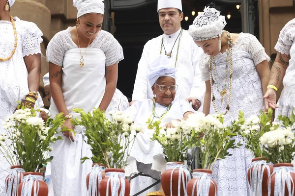 Sao Paulo (SP), Brezilya 06 / 02 / 2026 Sao Paulo Belediye Tiyatrosu 'nun geleneksel basamaklarının yıkanması, başkentin merkezinde inananları, sanatçıları ve halkı bir araya getirerek kültürü kutluyor (leco viana / thenews2)