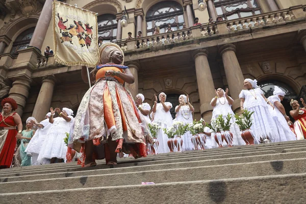 Sao Paulo (SP), Brezilya 06 / 02 / 2026 Sao Paulo Belediye Tiyatrosu 'nun geleneksel basamaklarının yıkanması, başkentin merkezinde inananları, sanatçıları ve halkı bir araya getirerek kültürü kutluyor (leco viana / thenews2)