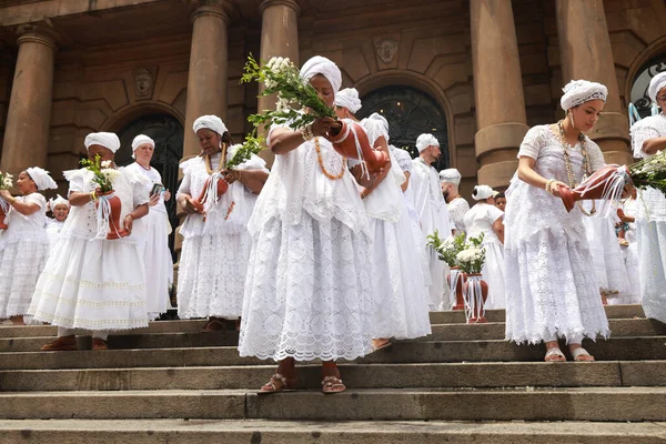 Sao Paulo (SP), Brezilya 06 / 02 / 2026 Sao Paulo Belediye Tiyatrosu 'nun geleneksel basamaklarının yıkanması, başkentin merkezinde inananları, sanatçıları ve halkı bir araya getirerek kültürü kutluyor (leco viana / thenews2)