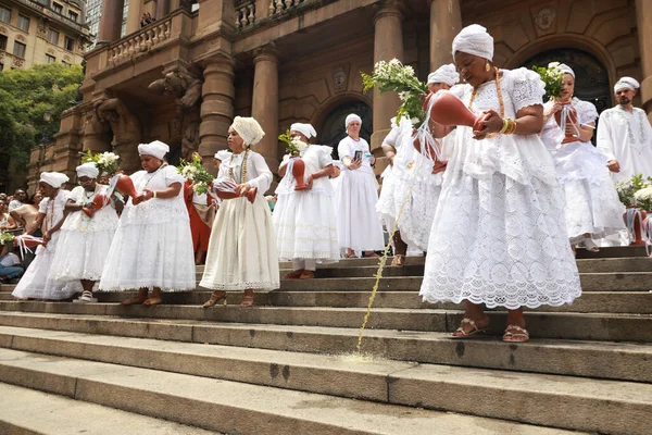 Sao Paulo (SP), Brezilya 06 / 02 / 2026 Sao Paulo Belediye Tiyatrosu 'nun geleneksel basamaklarının yıkanması, başkentin merkezinde inananları, sanatçıları ve halkı bir araya getirerek kültürü kutluyor (leco viana / thenews2)