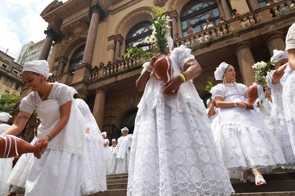 Sao Paulo (SP), Brezilya 06 / 02 / 2026 Sao Paulo Belediye Tiyatrosu 'nun geleneksel basamaklarının yıkanması, başkentin merkezinde inananları, sanatçıları ve halkı bir araya getirerek kültürü kutluyor (leco viana / thenews2)