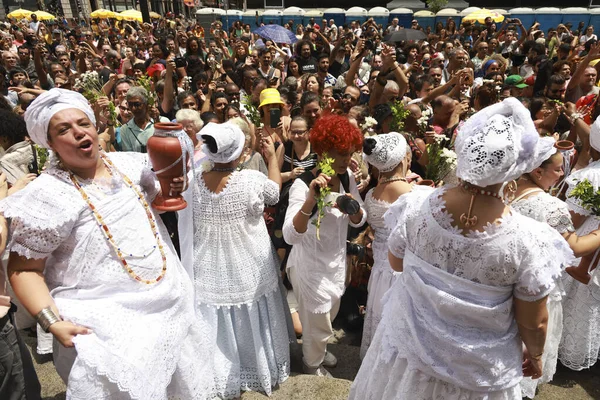 Sao Paulo (SP), Brezilya 06 / 02 / 2026 Sao Paulo Belediye Tiyatrosu 'nun geleneksel basamaklarının yıkanması, başkentin merkezinde inananları, sanatçıları ve halkı bir araya getirerek kültürü kutluyor (leco viana / thenews2)